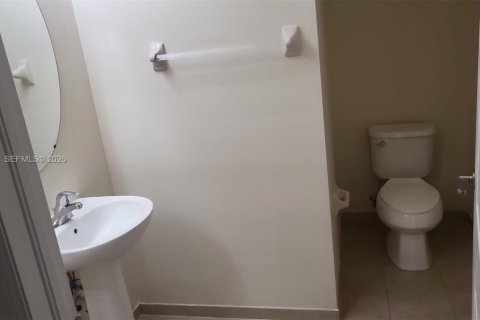 Townhouse in Miami, Florida 4 bedrooms, 174.28 sq.m. № 1997432 - photo 13