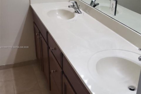 Townhouse in Miami, Florida 4 bedrooms, 174.28 sq.m. № 1997432 - photo 11