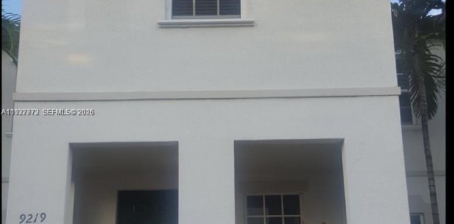 Townhouse in Miami, Florida 4 bedrooms, 174.28 sq.m. № 1997432