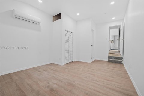 Villa ou maison à vendre à Miami, Floride: 5 chambres, 123.1 m2 № 2080872 - photo 17