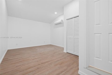 Villa ou maison à vendre à Miami, Floride: 5 chambres, 123.1 m2 № 2080872 - photo 18