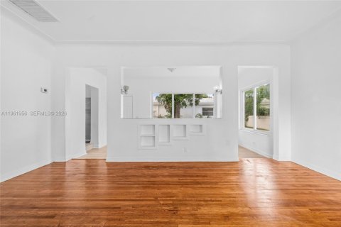 Villa ou maison à vendre à Miami, Floride: 5 chambres, 123.1 m2 № 2080872 - photo 4