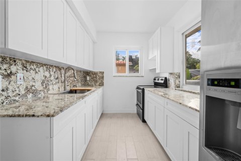Villa ou maison à vendre à Miami, Floride: 5 chambres, 123.1 m2 № 2080872 - photo 12