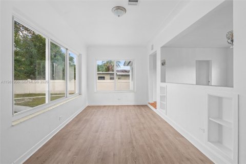 Villa ou maison à vendre à Miami, Floride: 5 chambres, 123.1 m2 № 2080872 - photo 9