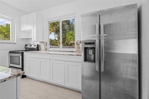 Villa ou maison à vendre à Miami, Floride: 5 chambres, 123.1 m2 № 2080872 - photo 13