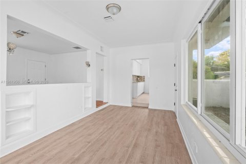 Villa ou maison à vendre à Miami, Floride: 5 chambres, 123.1 m2 № 2080872 - photo 10
