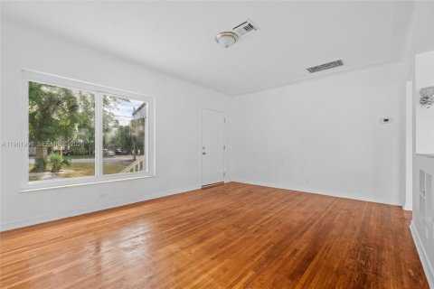 Villa ou maison à vendre à Miami, Floride: 5 chambres, 123.1 m2 № 2080872 - photo 5