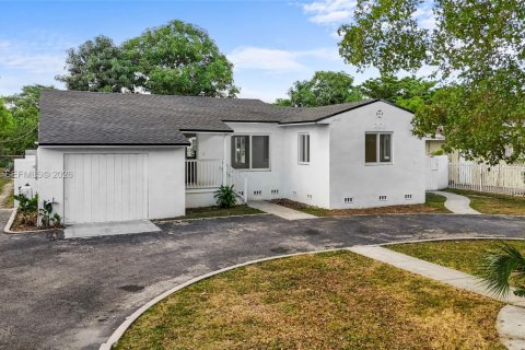Villa ou maison à vendre à Miami, Floride: 5 chambres, 123.1 m2 № 2080872 - photo 3