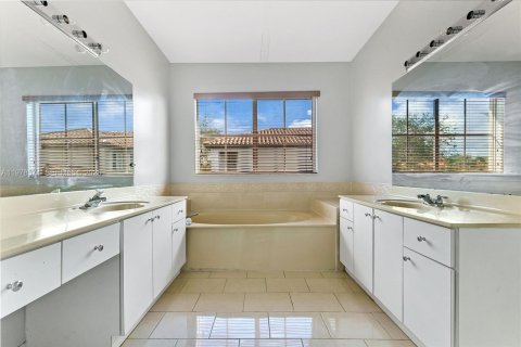 Townhouse in Miami Lakes, Florida 3 bedrooms, 187.2 sq.m. № 2044521 - photo 9