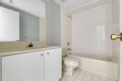 Townhouse in Miami Lakes, Florida 3 bedrooms, 187.2 sq.m. № 2044521 - photo 20