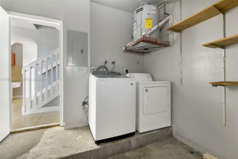 Townhouse in Miami Lakes, Florida 3 bedrooms, 187.2 sq.m. № 2044521 - photo 28