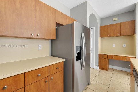 Townhouse in Miami Lakes, Florida 3 bedrooms, 187.2 sq.m. № 2044521 - photo 3