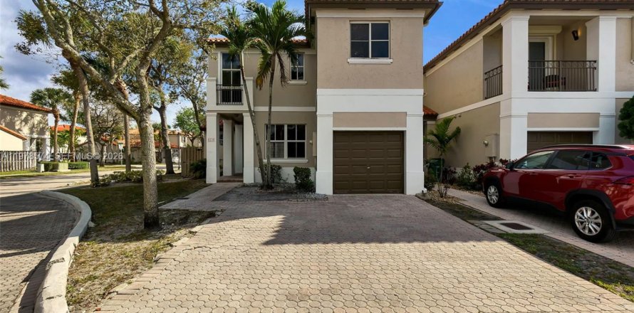 Townhouse in Miami Lakes, Florida 3 bedrooms, 187.2 sq.m. № 2044521