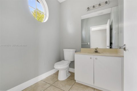 Townhouse in Miami Lakes, Florida 3 bedrooms, 187.2 sq.m. № 2044521 - photo 17