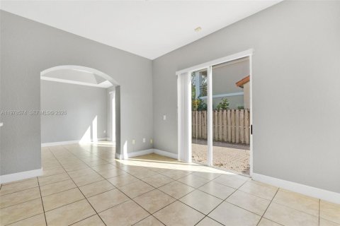Townhouse in Miami Lakes, Florida 3 bedrooms, 187.2 sq.m. № 2044521 - photo 27