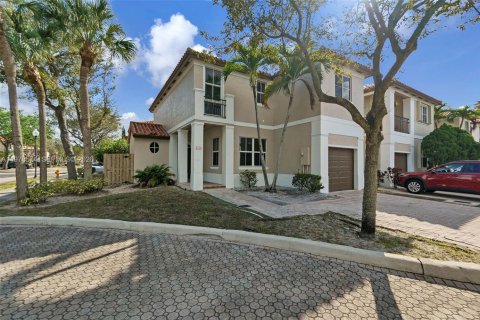 Townhouse in Miami Lakes, Florida 3 bedrooms, 187.2 sq.m. № 2044521 - photo 2