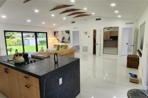 Снять в аренду виллу или дом в Майами-Шорс, Флорида 3 спальни, 104.42м2, № 1955250 - фото 1