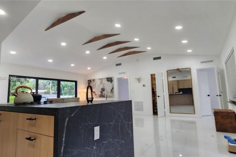 Снять в аренду виллу или дом в Майами-Шорс, Флорида 3 спальни, 104.42м2, № 1955250 - фото 12