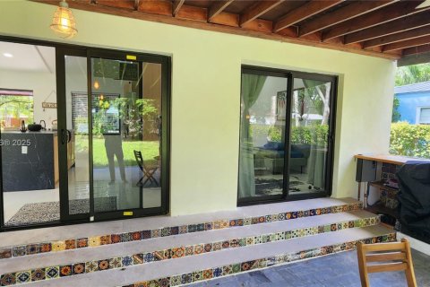 Снять в аренду виллу или дом в Майами-Шорс, Флорида 3 спальни, 104.42м2, № 1955250 - фото 2