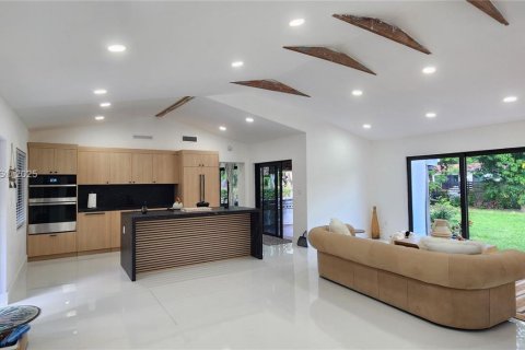 Снять в аренду виллу или дом в Майами-Шорс, Флорида 3 спальни, 104.42м2, № 1955250 - фото 11