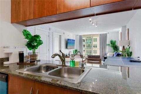 Condo in Miami, Florida, 1 bedroom  № 2392845 - photo 12