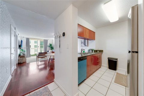 Condo in Miami, Florida, 1 bedroom  № 2392845 - photo 9