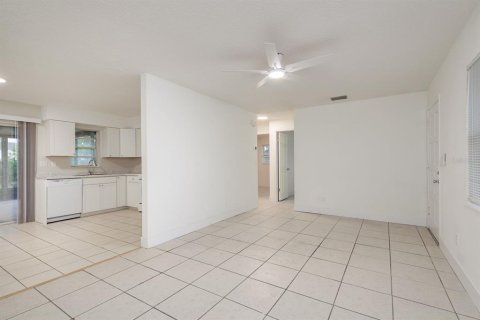House in Holiday, Florida 3 bedrooms, 107.02 sq.m. № 1919573 - photo 4