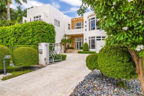 House in Miami Beach, Florida 6 bedrooms, 848.29 sq.m. № 1454655 - photo 3