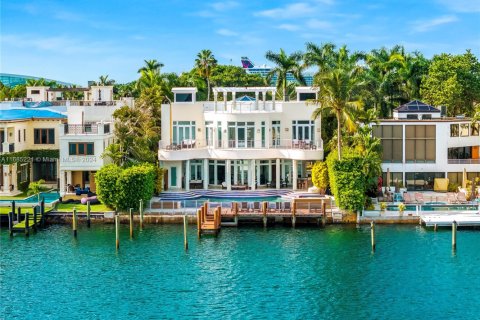 House in Miami Beach, Florida 6 bedrooms, 848.29 sq.m. № 1454655 - photo 1