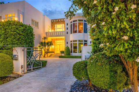 House in Miami Beach, Florida 6 bedrooms, 848.29 sq.m. № 1454655 - photo 19