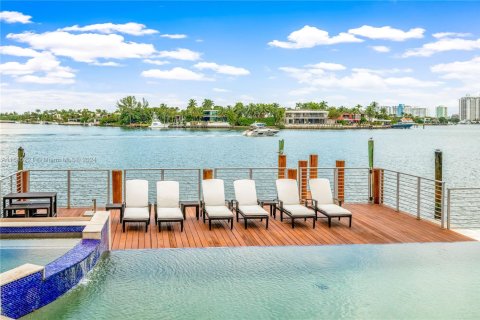 House in Miami Beach, Florida 6 bedrooms, 848.29 sq.m. № 1454655 - photo 11