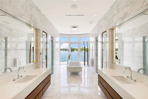 House in Miami Beach, Florida 6 bedrooms, 848.29 sq.m. № 1454655 - photo 14