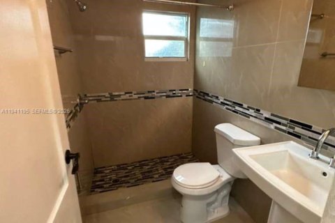 House in Miami, Florida 3 bedrooms, 147.62 sq.m. № 1998346 - photo 11