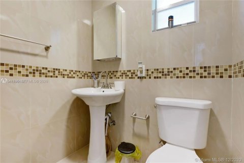 House in Miami, Florida 3 bedrooms, 147.62 sq.m. № 1998346 - photo 25