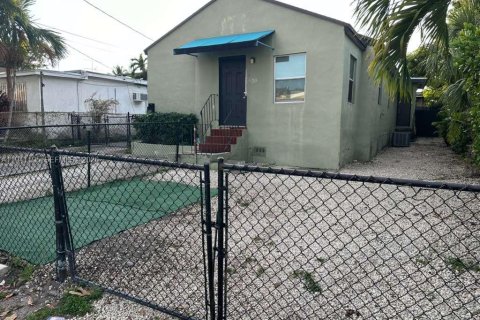 House in Miami, Florida 3 bedrooms, 147.62 sq.m. № 1998346