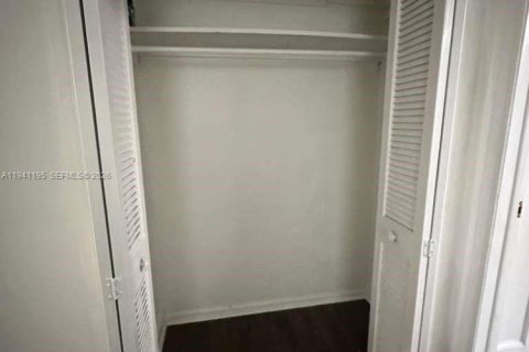 House in Miami, Florida 3 bedrooms, 147.62 sq.m. № 1998346 - photo 10