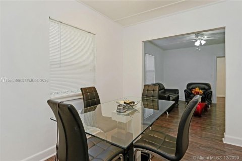 House in Miami, Florida 3 bedrooms, 147.62 sq.m. № 1998346 - photo 27