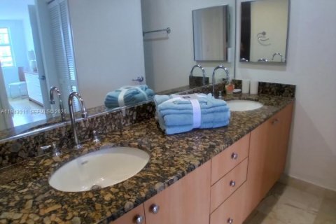 Condo in Miami Beach, Florida, 1 bedroom  № 2000778 - photo 14