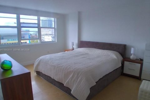 Condo in Miami Beach, Florida, 1 bedroom  № 2000778 - photo 13