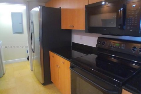 Condo in Miami Beach, Florida, 1 bedroom  № 2000778 - photo 10