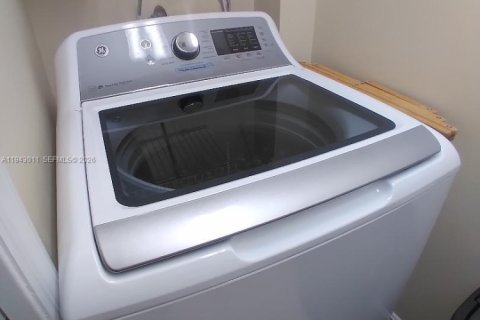 Condo in Miami Beach, Florida, 1 bedroom  № 2000778 - photo 17