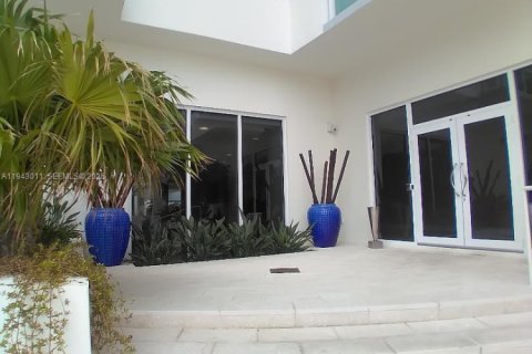 Condo in Miami Beach, Florida, 1 bedroom  № 2000778 - photo 21