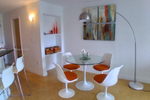 Condo in Miami Beach, Florida, 1 bedroom  № 2000778 - photo 4
