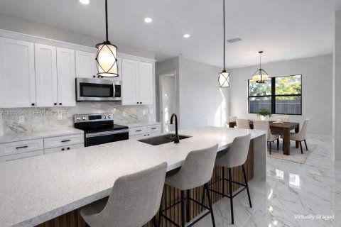 Villa ou maison à vendre à Cape Coral, Floride: 4 chambres, 170.2 m2 № 2084319 - photo 8