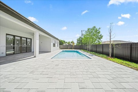 Villa ou maison à vendre à Cape Coral, Floride: 4 chambres, 170.2 m2 № 2084319 - photo 5