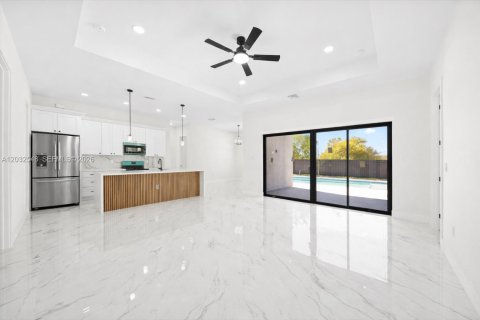 Villa ou maison à vendre à Cape Coral, Floride: 4 chambres, 170.2 m2 № 2084319 - photo 9