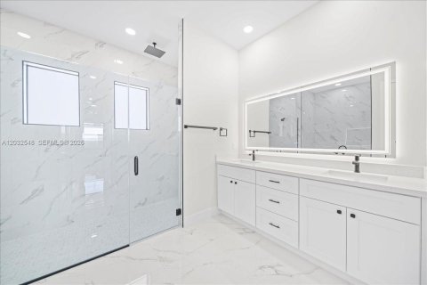 Villa ou maison à vendre à Cape Coral, Floride: 4 chambres, 170.2 m2 № 2084319 - photo 13