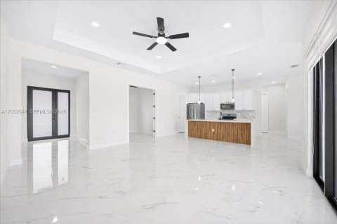 Villa ou maison à vendre à Cape Coral, Floride: 4 chambres, 170.2 m2 № 2084319 - photo 11