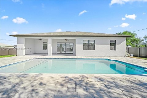 Villa ou maison à vendre à Cape Coral, Floride: 4 chambres, 170.2 m2 № 2084319 - photo 3