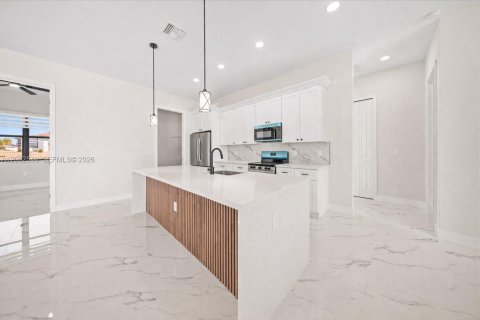 Villa ou maison à vendre à Cape Coral, Floride: 4 chambres, 170.2 m2 № 2084319 - photo 12